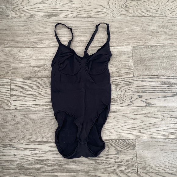 SKIMS Tops Skims Sculpting Bodysuit Wsnaps Poshmark